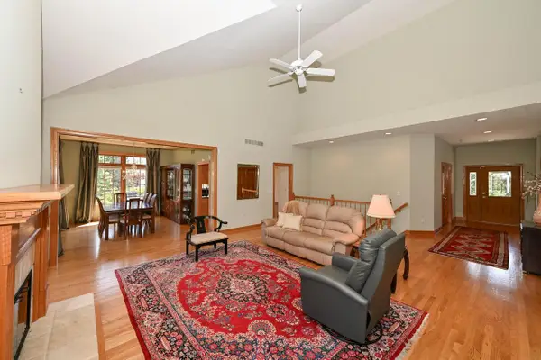 10803 Essex DRIVE, Mequon, WI 53092