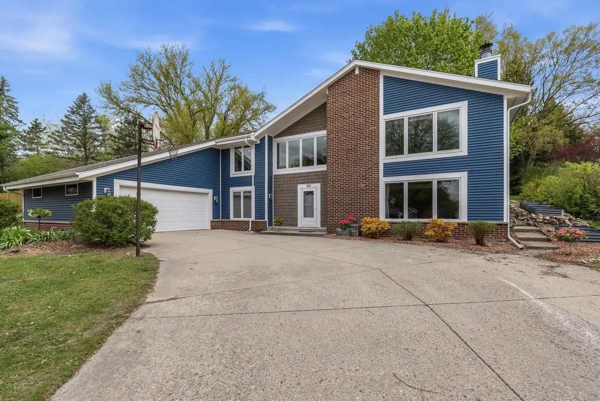 820 Crestwood DRIVE, Waukesha, WI 53188 - #1