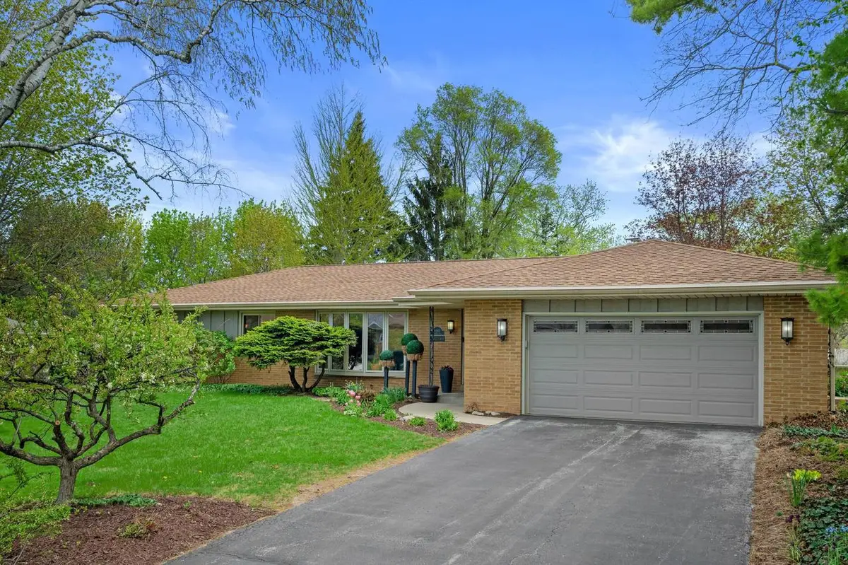 6660 Braeburn LANE, Glendale, WI 53209 - #1