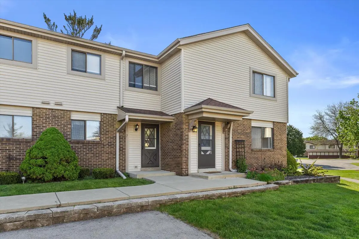 5736 Cambridge CIRCLE, Racine, WI 53406 - #1