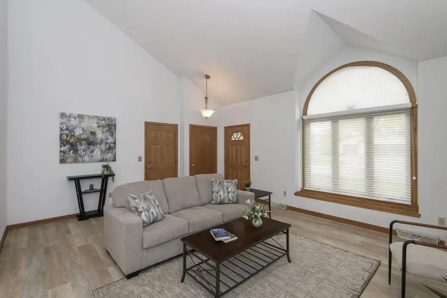 1215 Timber RIDGE, Pewaukee, WI 53072 - #2