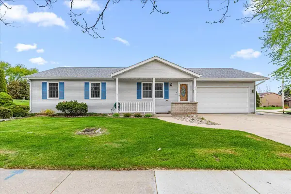 1015 Squire LANE, West Bend, WI 53090