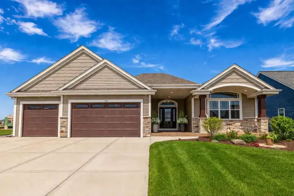 1360 Foxwood PASS, Oconomowoc, WI 53066