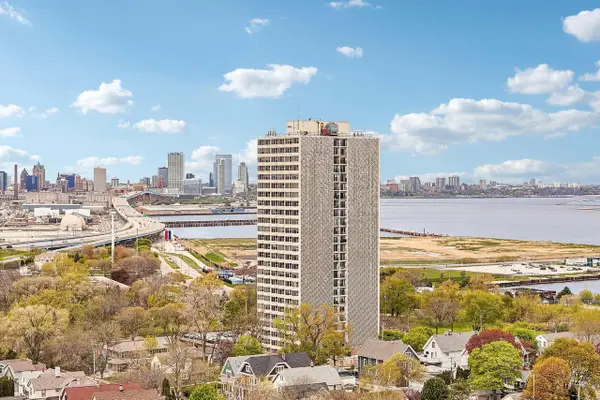 2525 Shore DRIVE #14B, Milwaukee, WI 53207