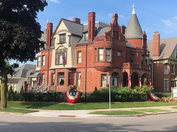 3209 Wells STREET, Milwaukee, WI 53208