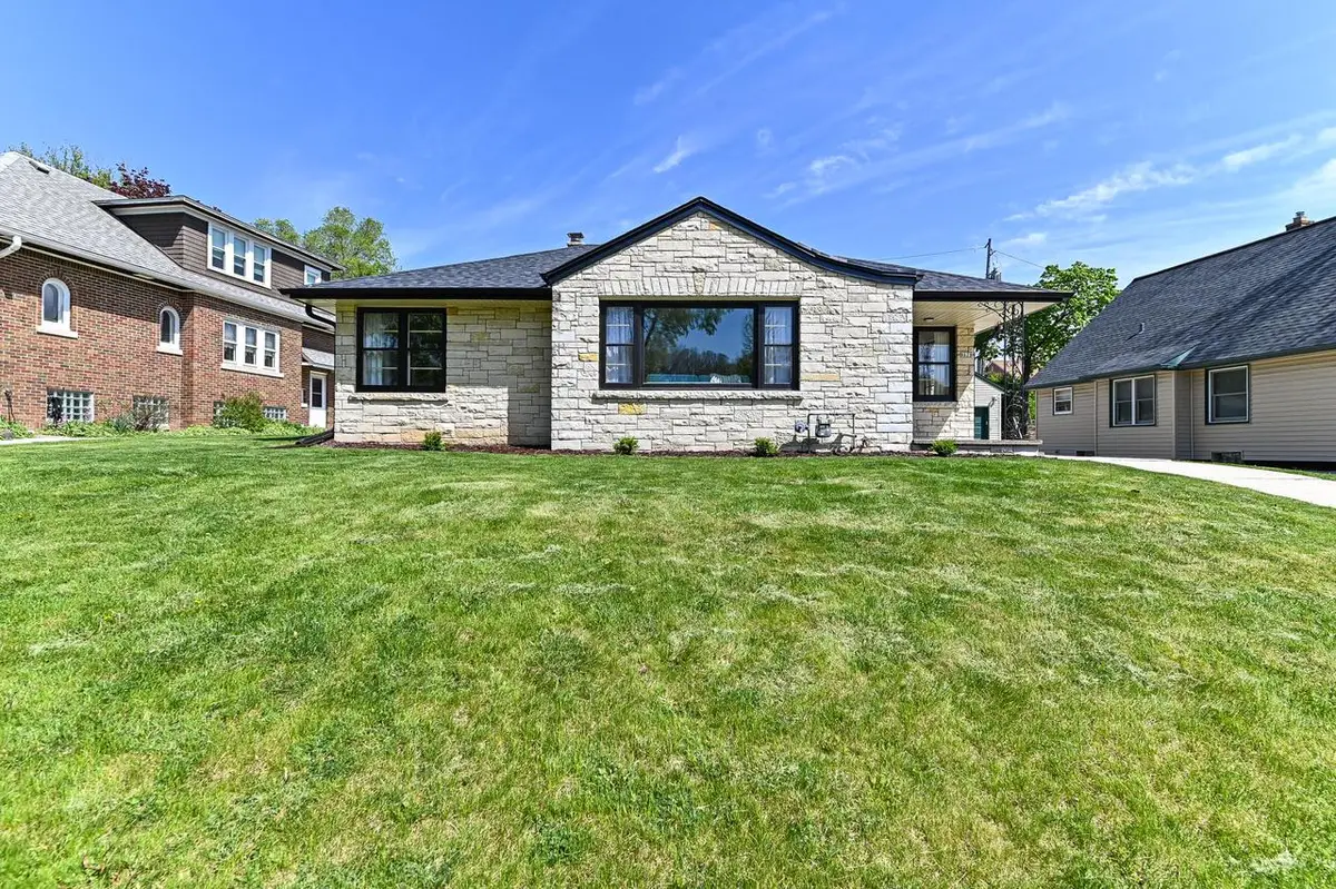 8628 Glencoe CIRCLE, Wauwatosa, WI 53226 - #1