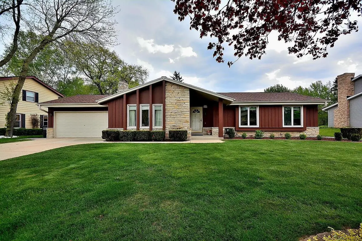 W224N2618 Ridgewood LANE, Waukesha, WI 53186 - #1