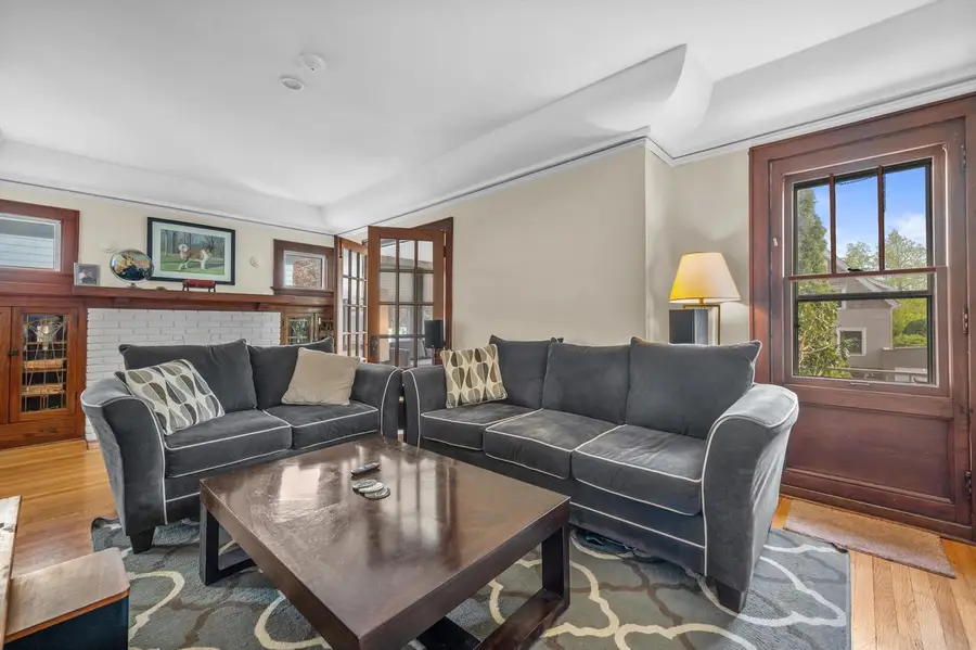 2016 E Newton AVENUE #2018, Shorewood, WI 53211 - #2