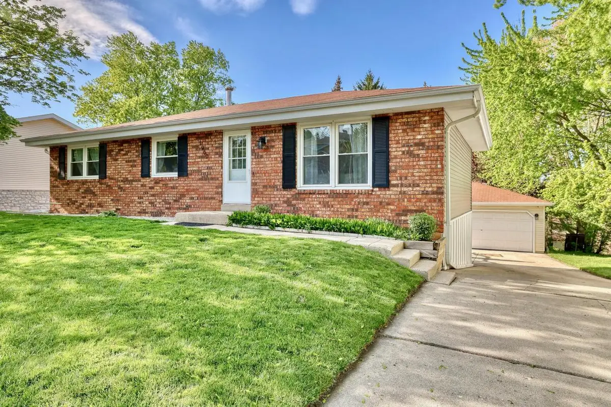 1960 Dixie DRIVE, Waukesha, WI 53189 - #1