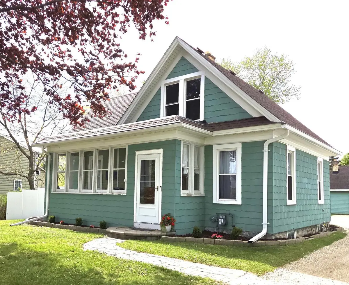 913 E Washington STREET, West Bend, WI 53095 - #1