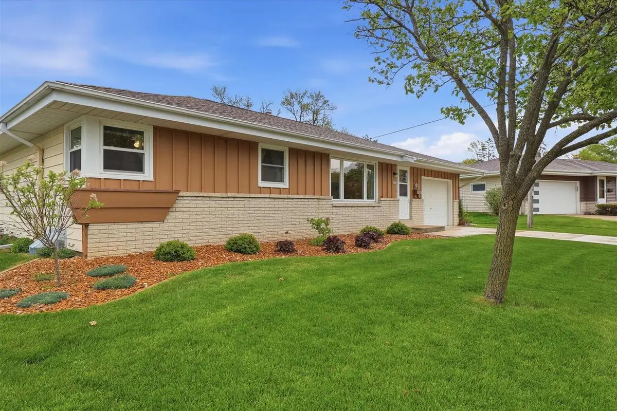 5302 Lakeview DRIVE, Greendale, WI 53129 - #1