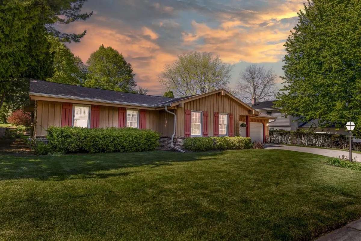 2204 Hunting Ridge ROAD, Waukesha, WI 53188 - #1