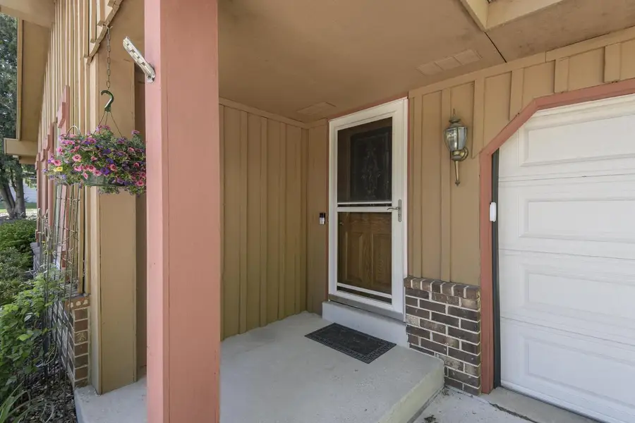 2204 Hunting Ridge ROAD, Waukesha, WI 53188 - #2