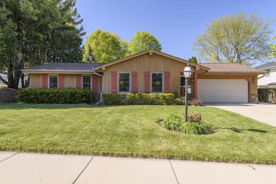 2204 Hunting Ridge ROAD, Waukesha, WI 53188 - #3