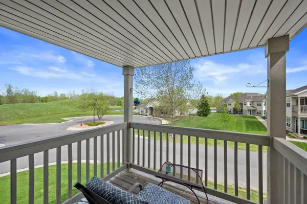N17W26495 Meadowgrass CIRCLE #B, Pewaukee, WI 53072
