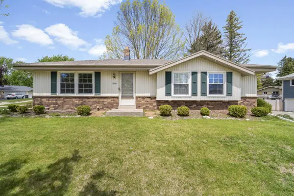 1520 Riverdale DRIVE, Oconomowoc, WI 53066