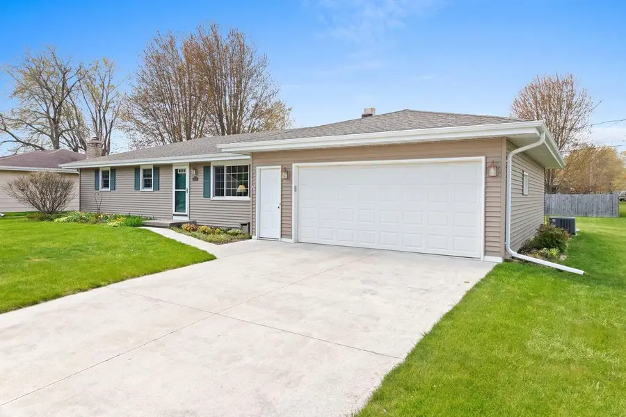 1334 Irving CIRCLE, Manitowoc, WI 54220 - #3