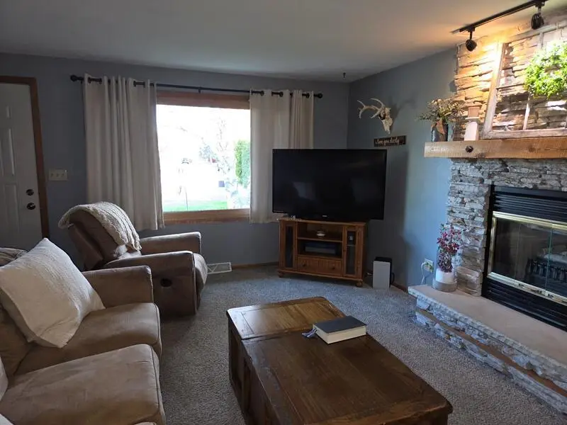424 Van Buren ROAD, Howards Grove, WI 53083 - #2
