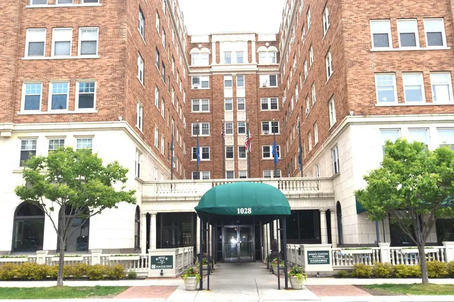 1028 E Juneau AVENUE #508, Milwaukee, WI 53202 - #2