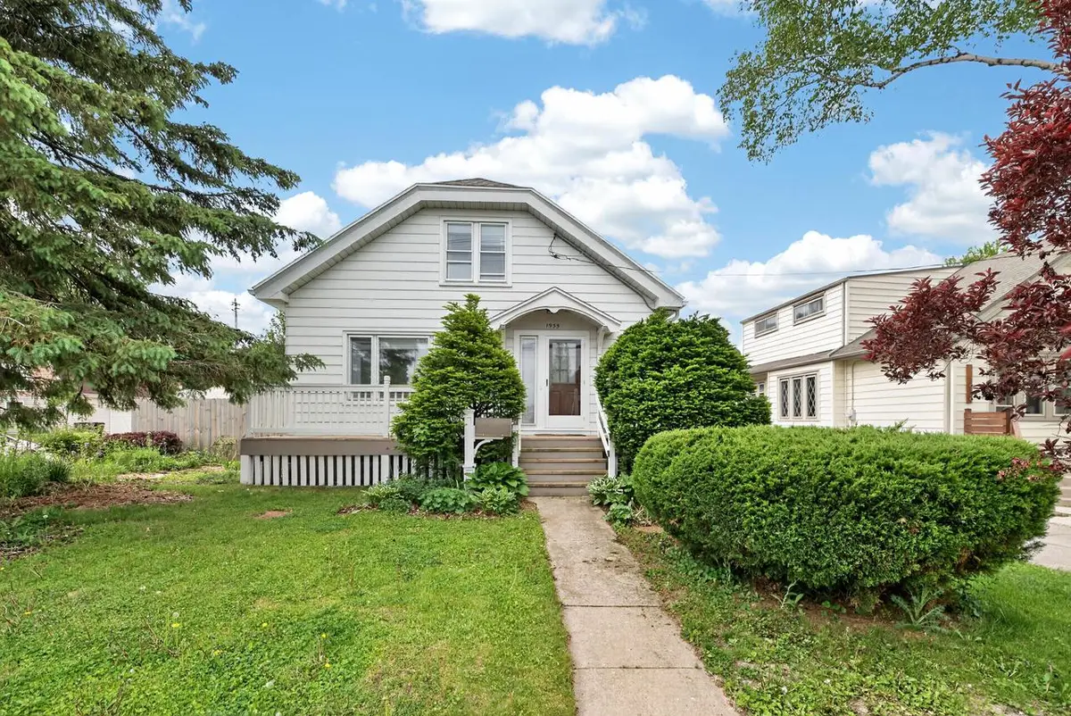 1935 E Howard AVENUE, Saint Francis, WI 53235 - #1