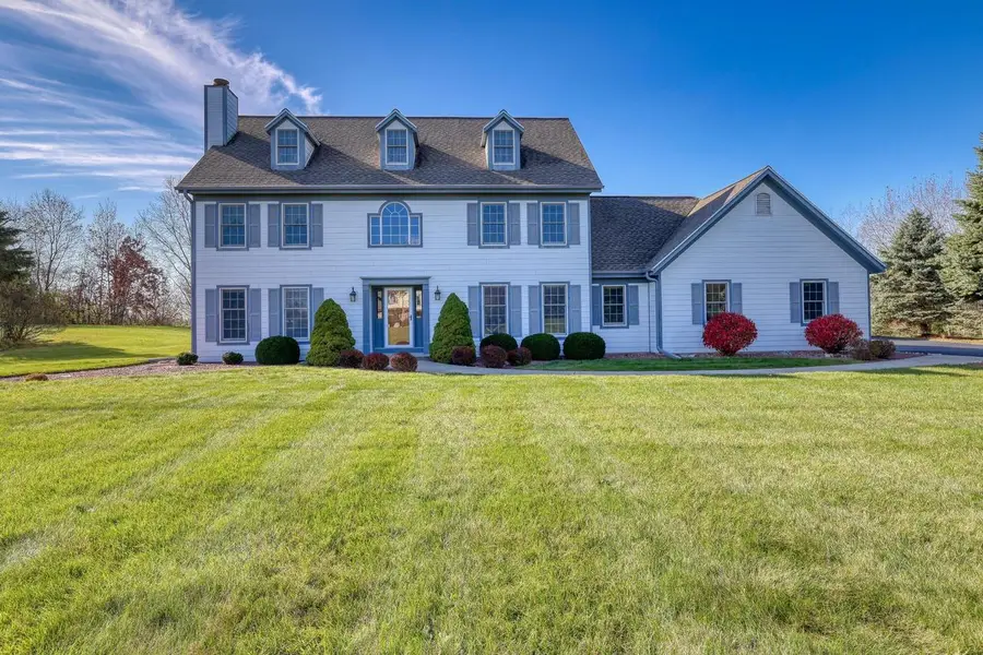 W284N4919 Roosevelts Quay, Pewaukee, WI 53072 - #2
