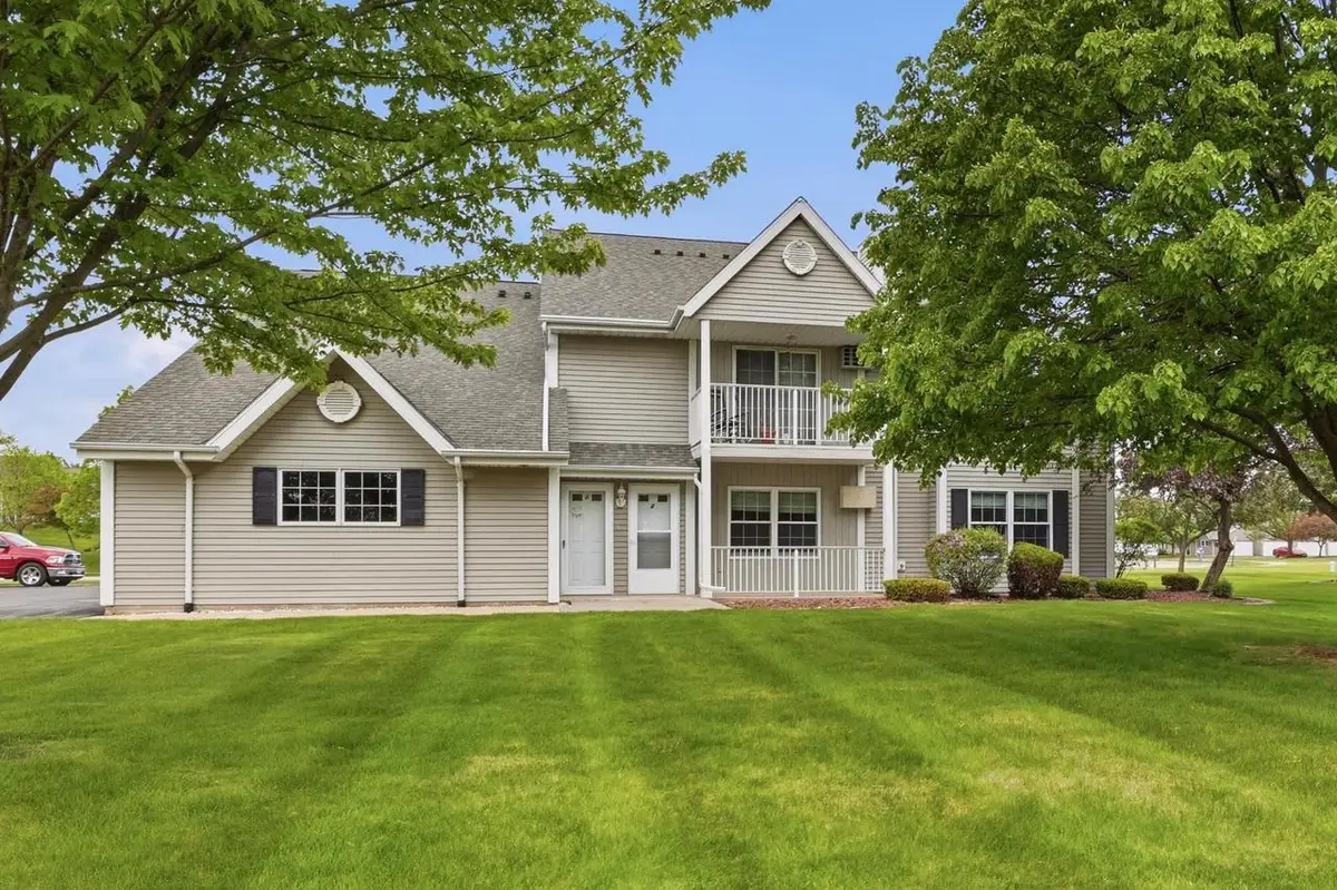 234 Minz Park CIRCLE #2, West Bend, WI 53095 - #1