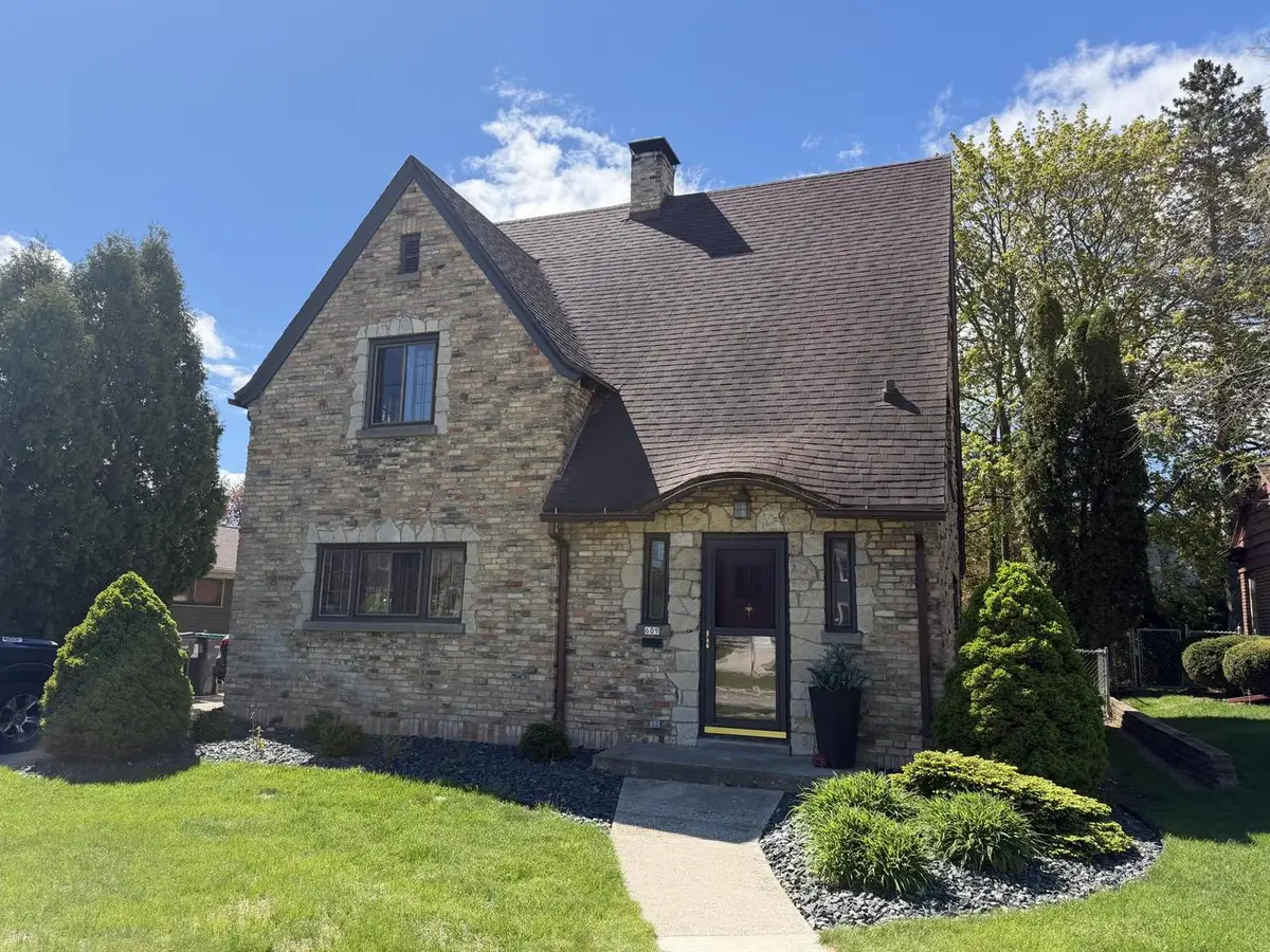 609 Waldo BOULEVARD, Manitowoc, WI 54220 - #1