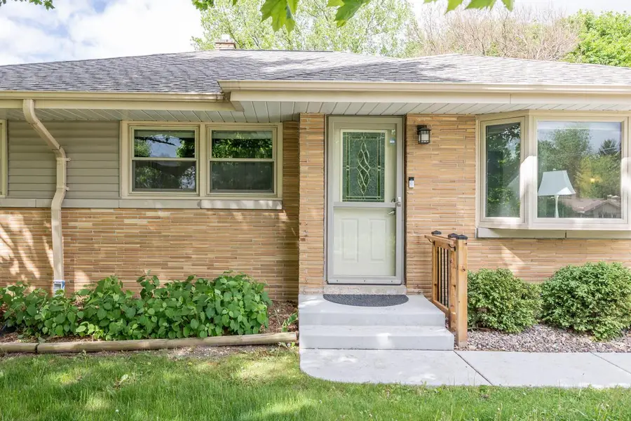 1401 S Westbrooke PARKWAY, New Berlin, WI 53146 - #2