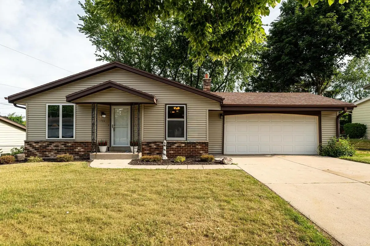 1704 Mohawk LANE, Waukesha, WI 53186 - #1