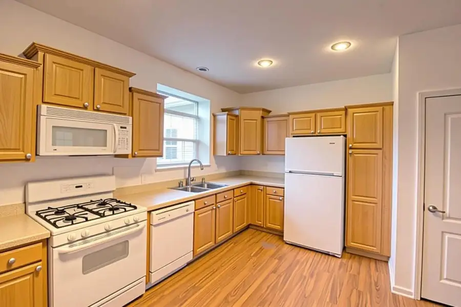 N1525 Overlook CIRCLE, Brookfield, WI 53157 - #3