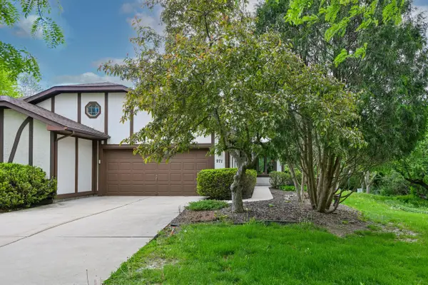 971 S Imperial DRIVE, Hartland, WI 53029