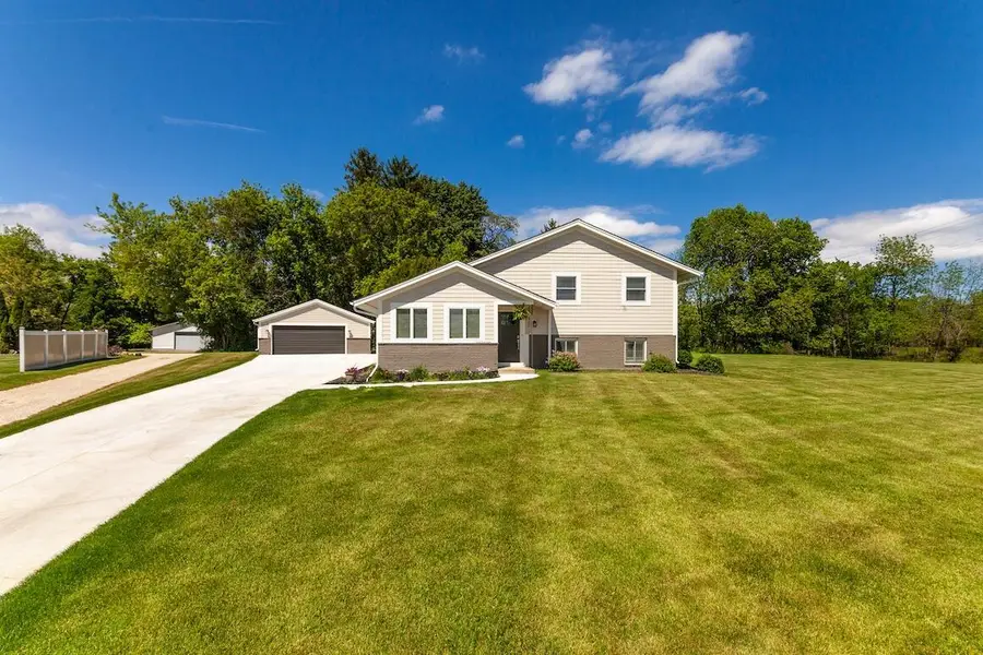 N20W28282 Oakton ROAD, Pewaukee, WI 53072 - #2