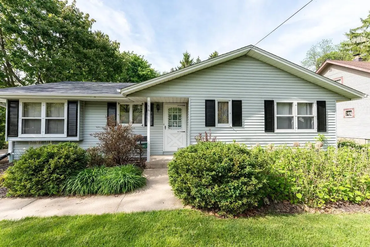 714 E Capitol DRIVE, Hartland, WI 53029 - #1