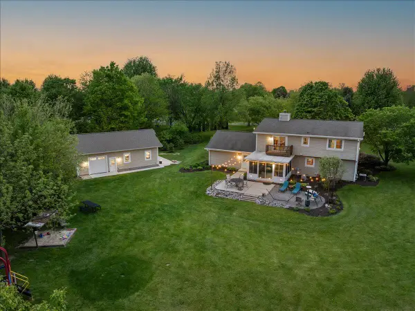 1004 Winnebago CIRCLE, Hubertus, WI 53033