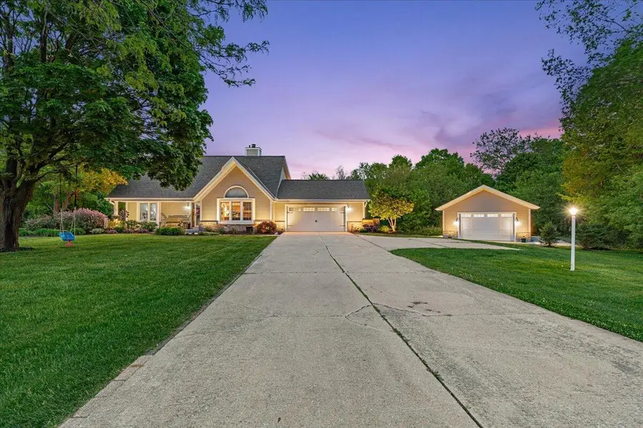 1004 Winnebago CIRCLE, Hubertus, WI 53033 - #2