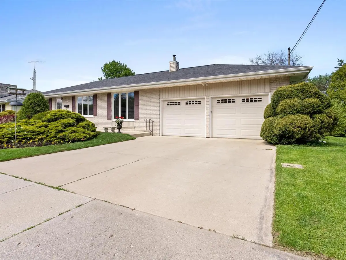 2014 Lexington DRIVE, Manitowoc, WI 54220 - #1