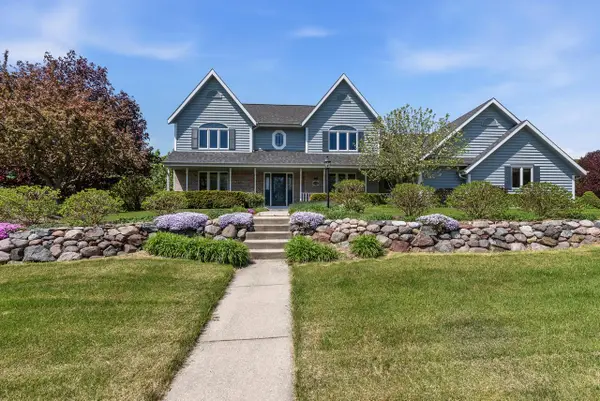 1128 S Silverbrook DRIVE, West Bend, WI 53095