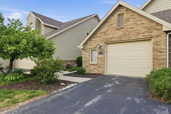W240N2160 Dorchester DRIVE #11B, Pewaukee, WI 53072