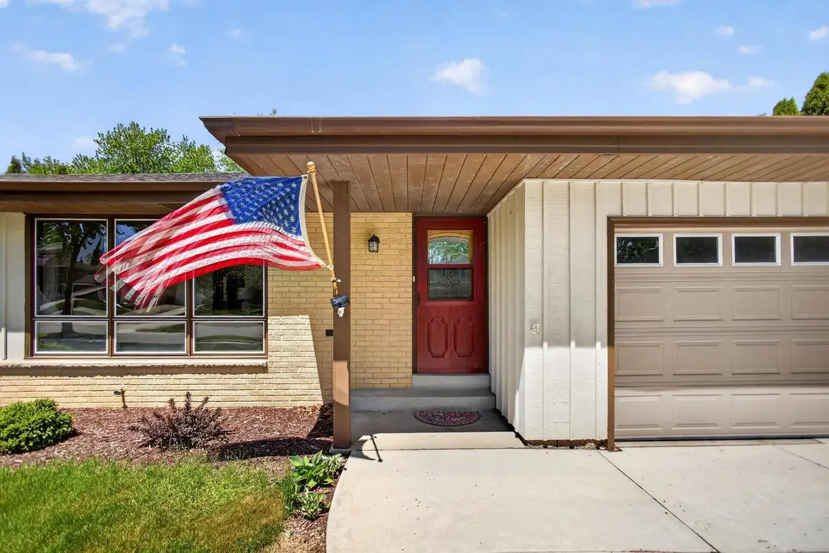 508 Whitegate DRIVE, Saukville, WI 53080 - #1