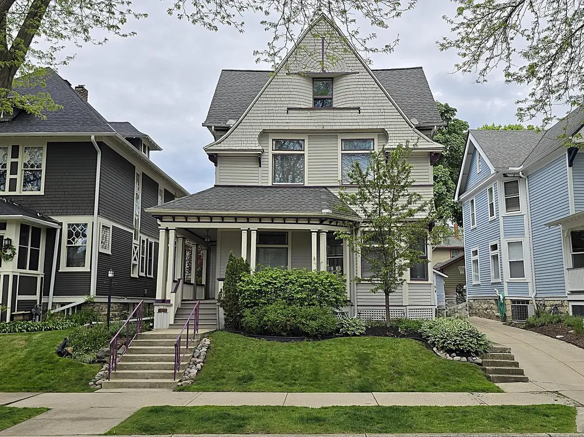 2745 N Summit AVENUE, Milwaukee, WI 53211 - #1