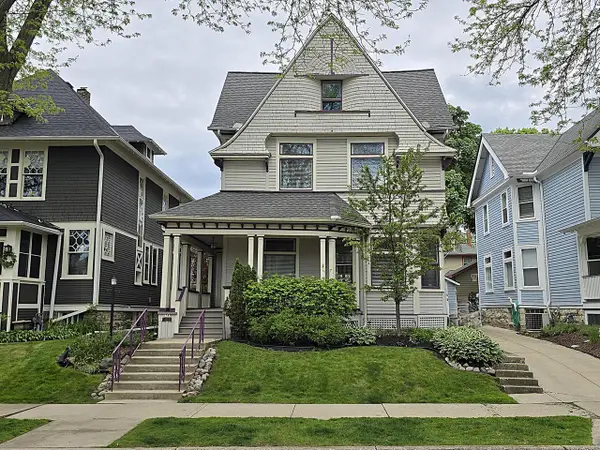 2745 N Summit AVENUE, Milwaukee, WI 53211
