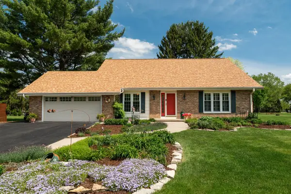 W356N6054 Anchor COURT, Oconomowoc, WI 53066
