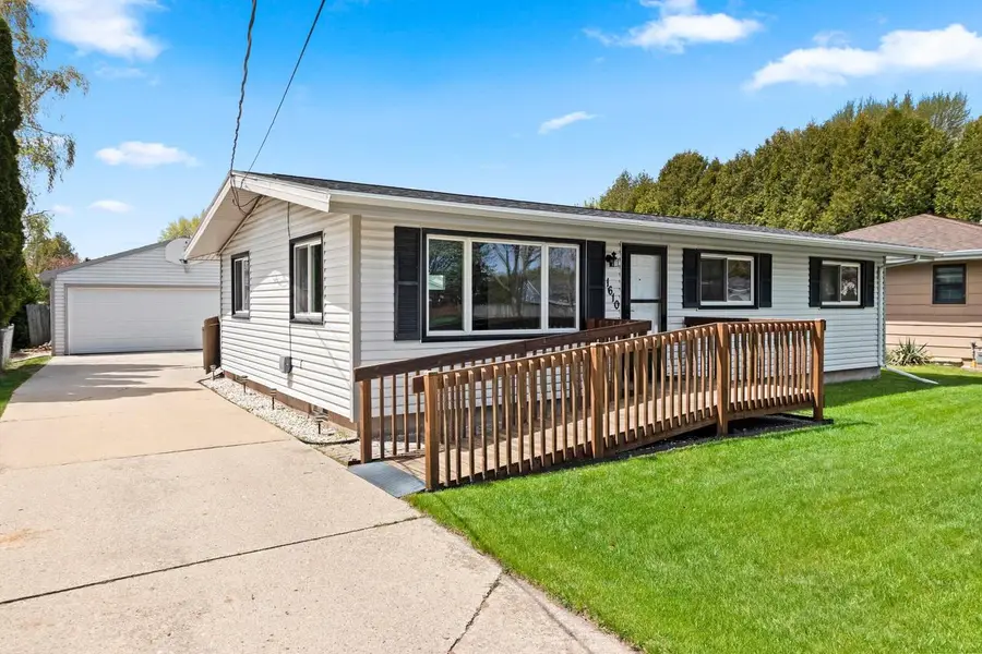 1610 Holly DRIVE, Manitowoc, WI 54220 - #2