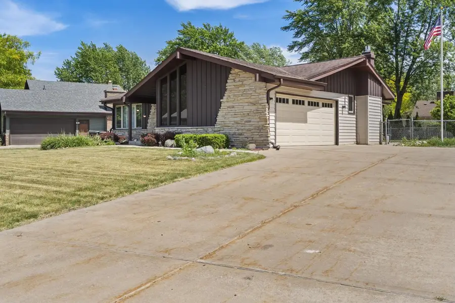 13885 W Crawford DRIVE, New Berlin, WI 53151 - #2
