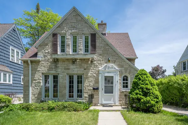 5516 N Lydell AVENUE, Whitefish Bay, WI 53217