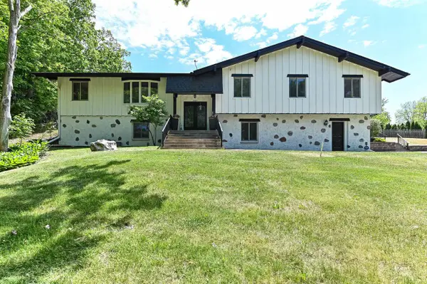 21601 W Lochinvar LANE, New Berlin, WI 53146