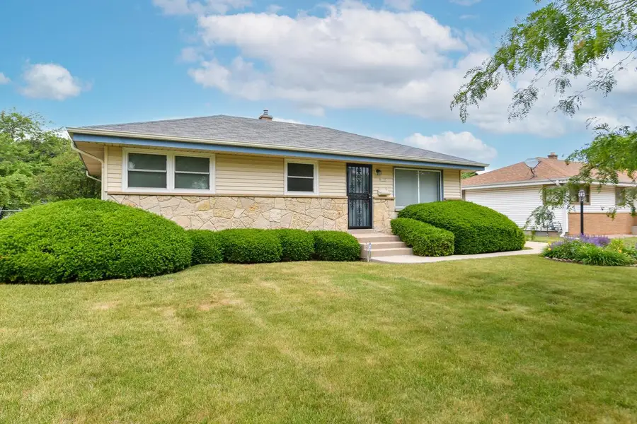 8100 W Lynmar TERRACE, Milwaukee, WI 53222 - #2