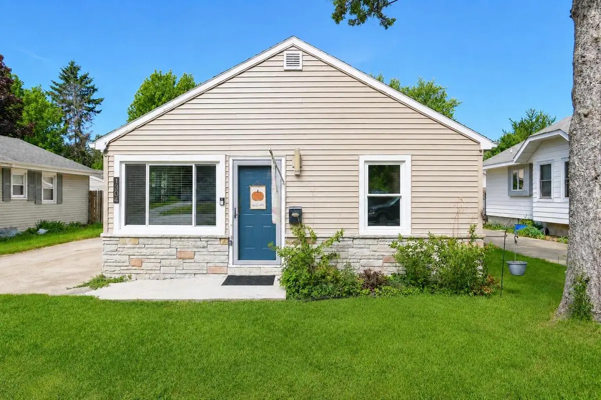 1304 N Grandview BOULEVARD, Waukesha, WI 53188 - #1