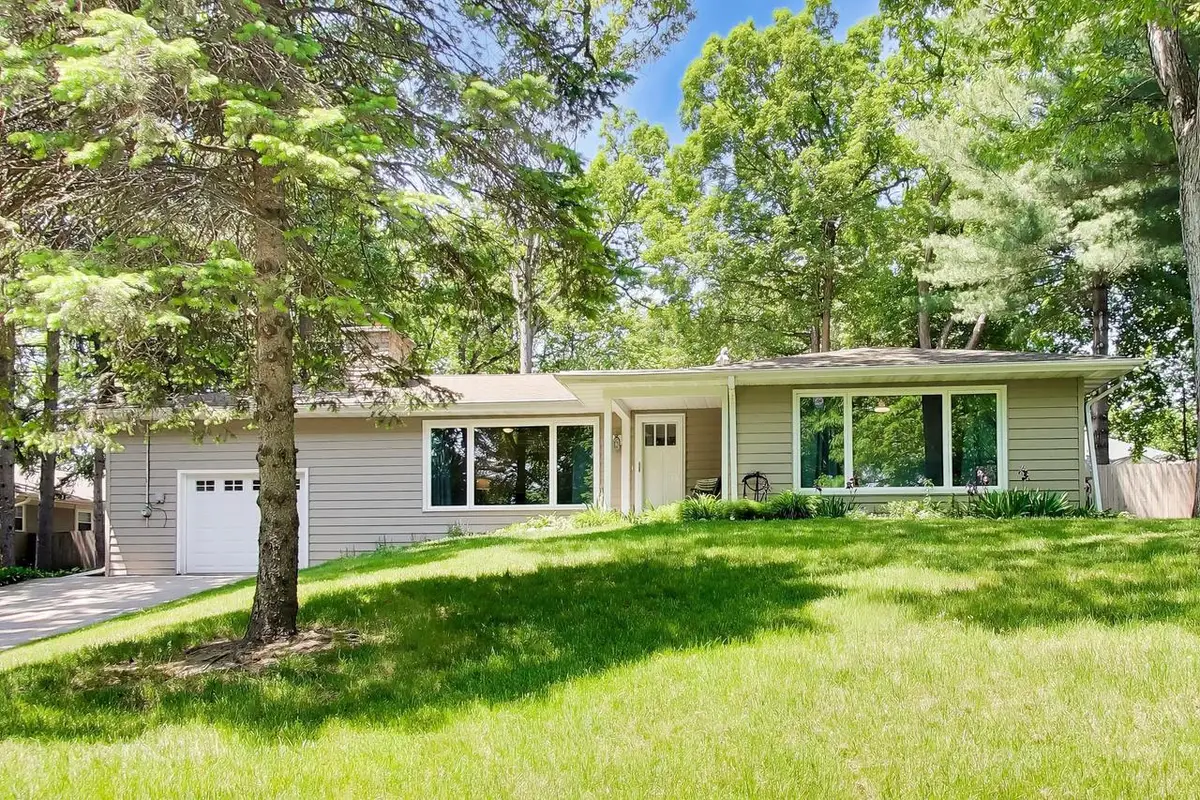 1030 Jenkins DRIVE, Fontana, WI 53125 - #1