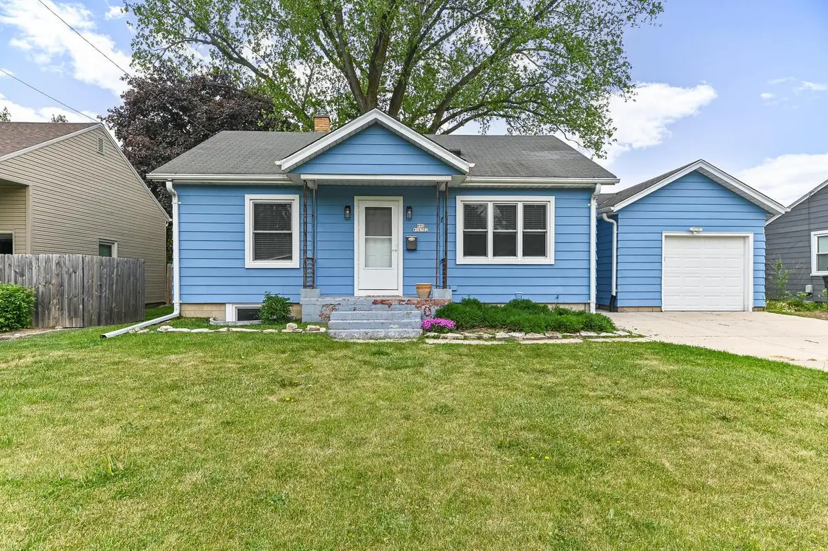 N90W16702 Pershing AVENUE, Menomonee Falls, WI 53051 - #1